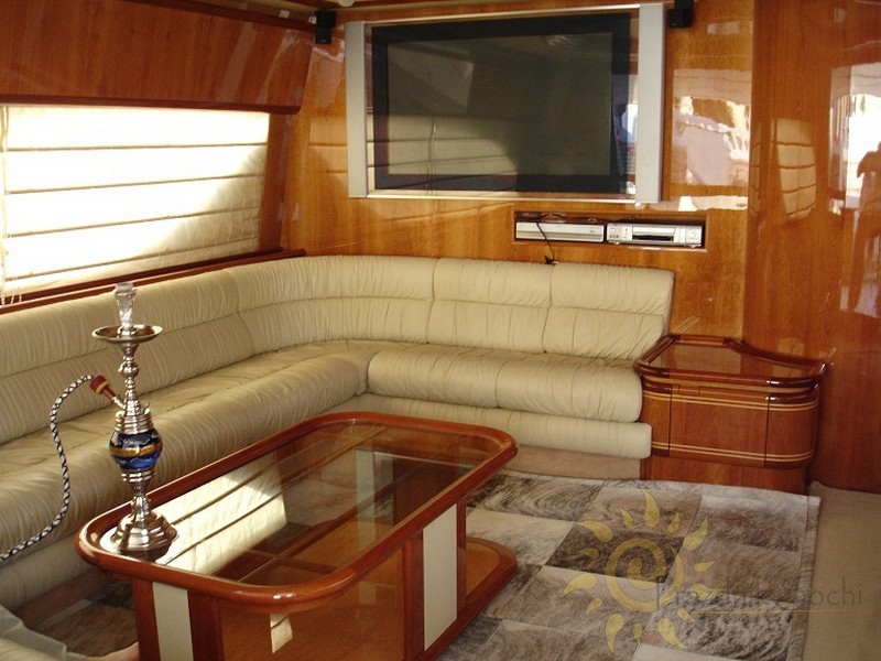 Ferretti 81 фут салон